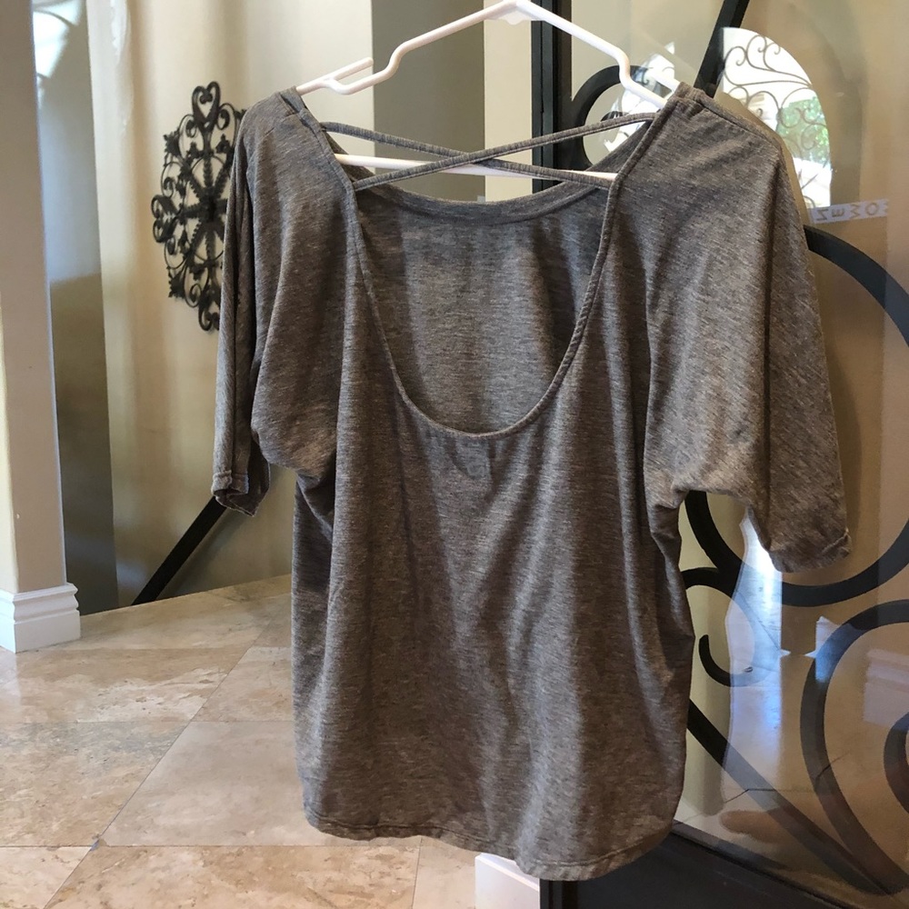 GapFit BREATHE LOW BACKED WORKOUT SHIRT